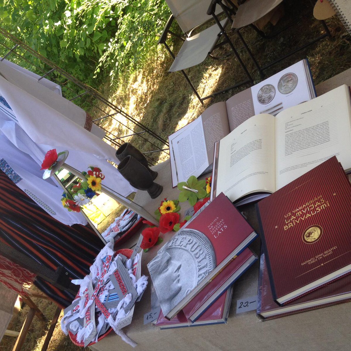 gunta_k's tweet image. Pirmoreiz kopā ar mūsu latviskajām grāmatām Ukrainas etnogrāfisko rakstu darbi.Paldies par interesi! #brivdabasmuzejs