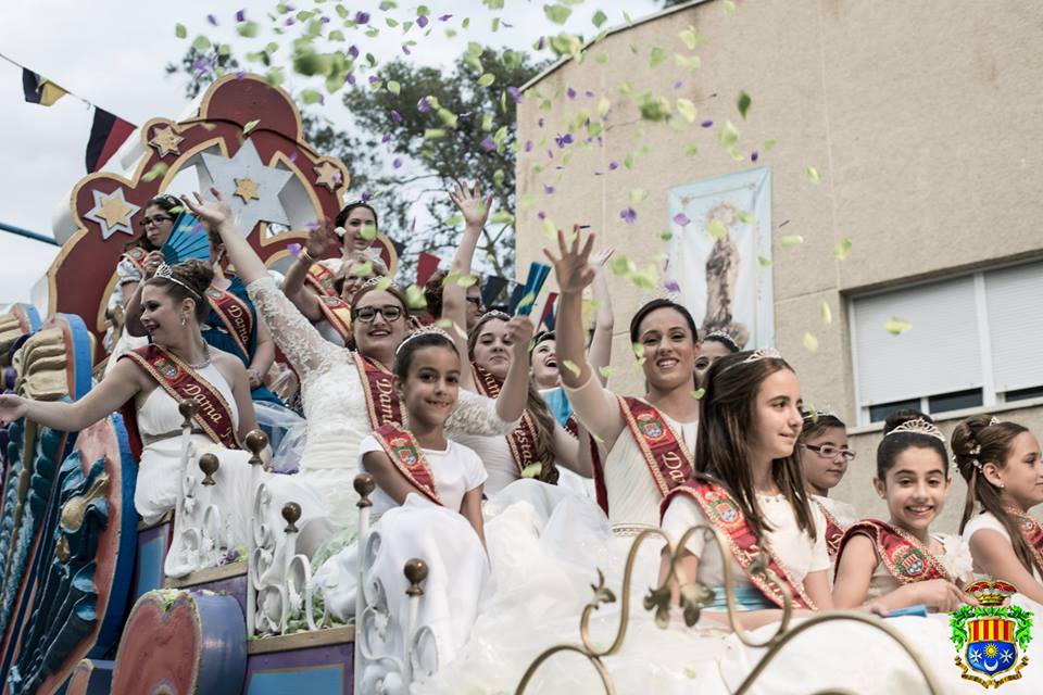 AytoArchena's tweet photo. En #fiestas de #Archena hoy: a las 19:30 h gran desfile de carrozas, charangas y comparsas con regalos ¡te esperamos! http://t.co/XzZM4nrNfJ