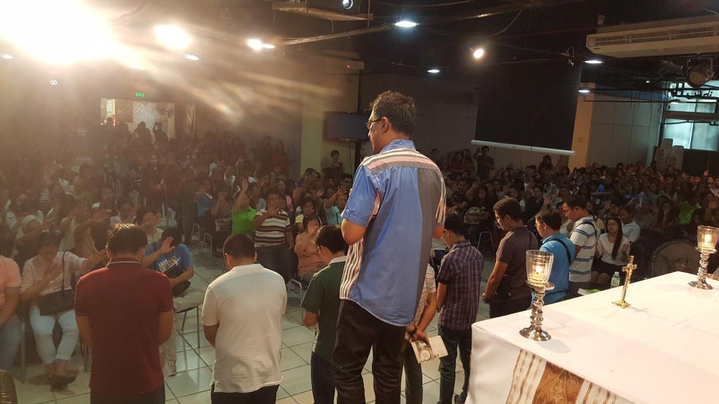 jadelicuanan's tweet photo. 8 #seminarians on their #pastoralspiritualintegrationyear in #SanCarlosSeminary being #prayedover in #Feast #Alabang http://t.co/qHacJBs5Pv