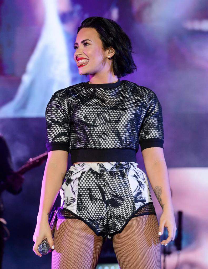 sanitylovato's tweet photo. she looks so confident and happy it's great http://t.co/uCuL1BkXW5