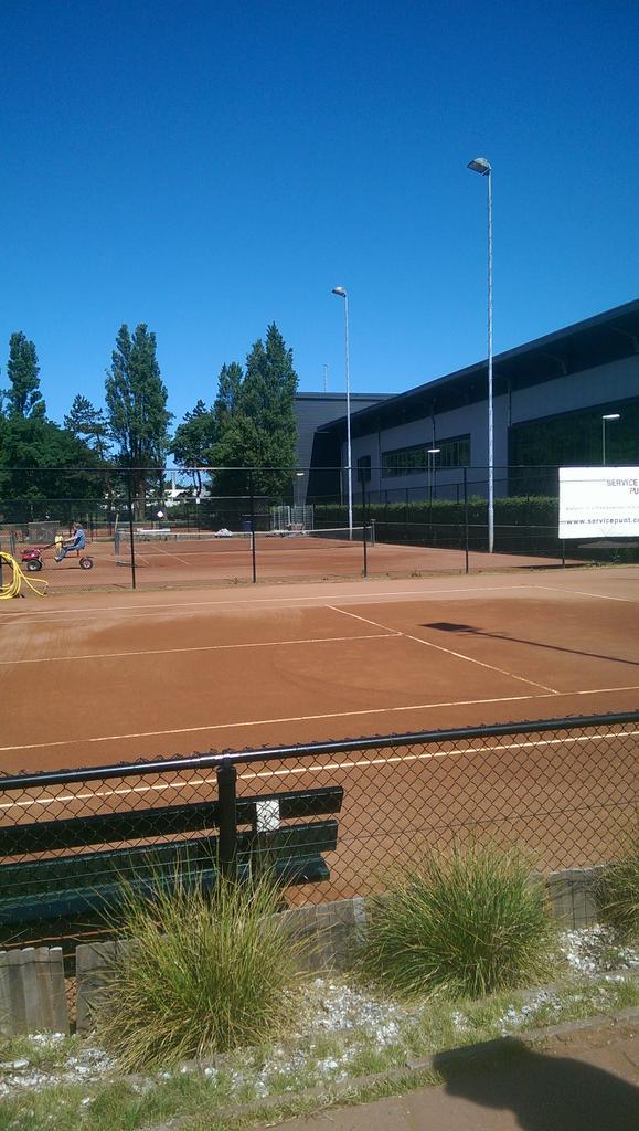 <a href="/NOHoutrust/">Never Out Houtrust </a> is klaar voor het #Houtrust Open #Servicepunt Begin: 12 uur vanmiddag!,