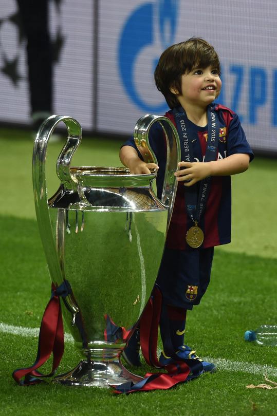 CampNouismyhome's tweet photo. Small champion!! 😍😍🏆 #FCBarcelona🔴🔵#CampionsFCB #ChampionsLeagueFinal #UCLfinalle #ChampionsFCB http://t.co/yVo7Txbeo5