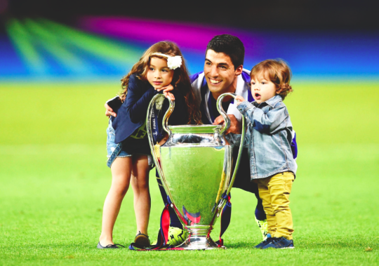 CampNouismyhome's tweet photo. Suarez,Delfina and Benjamin!! 😍😍🏆 #FCBarcelona🔴🔵#CampionsFCB #ChampionsLeagueFinal #UCLfinalle #ChampionsFCB #Suarez http://t.co/OE0HNRDaEA