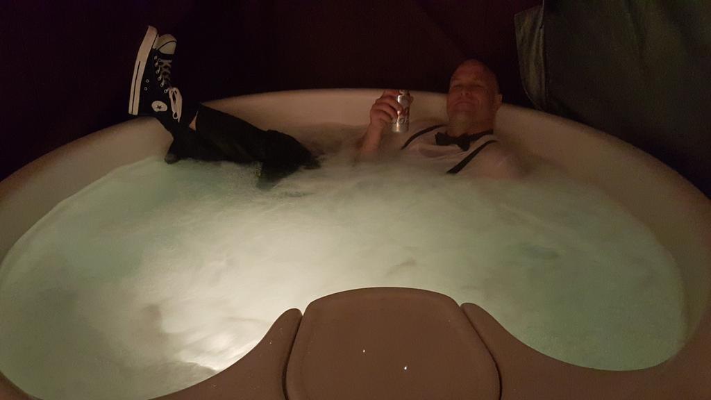 cfurball's tweet photo. Can I get a hot tub!  #Huffilyeverafter http://t.co/ObGrSWNSRq
