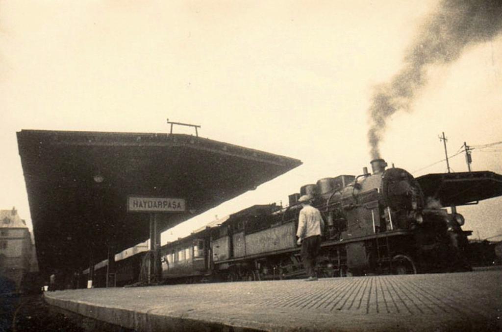 "Yok öyle umutları yitirip karanlıkta savrulmak. Unutma, aynı gökyüzü altında bir direniştir yaşamak."
Nâzım Hikmet
