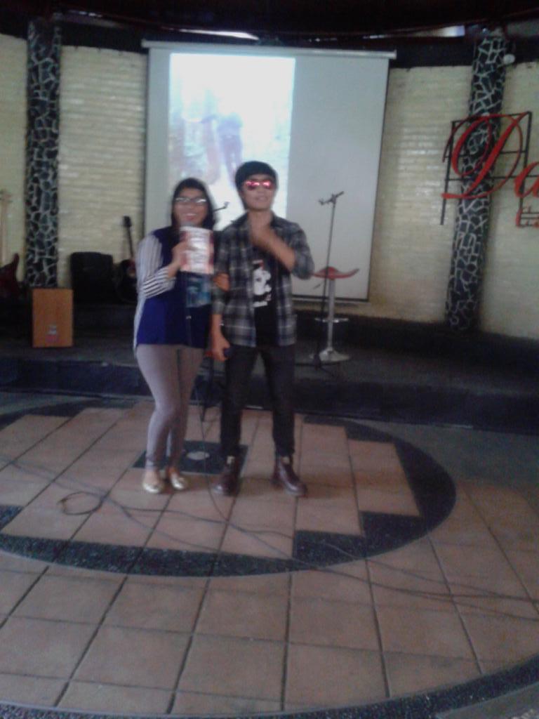Pentiyuni's tweet photo. Eyakk eyakk akhirnya abang @AhmadNur_Lada muncul dari balik tembok 😂😂😂😂😂😘😘😘😘 badai 😂😂😂 http://t.co/l2szOaDE3X