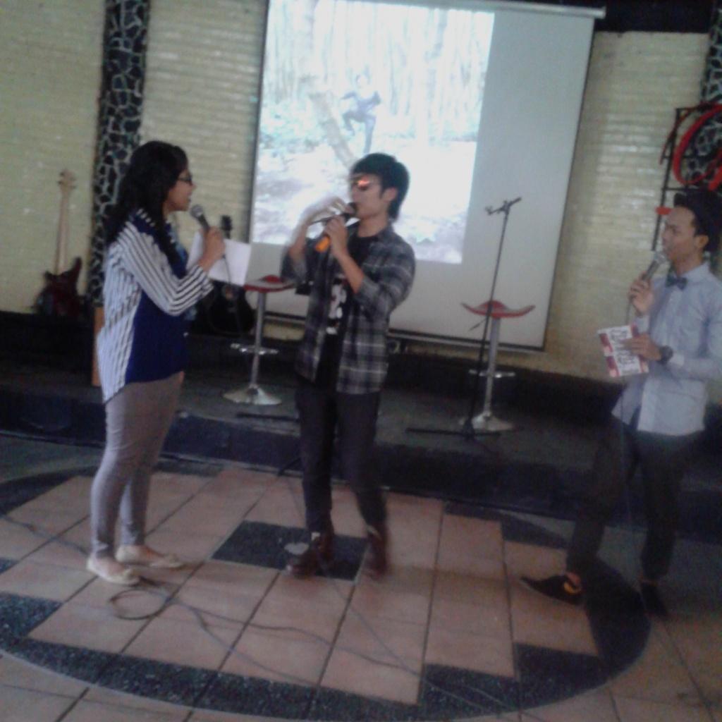 Pentiyuni's tweet photo. Eyakk eyakk akhirnya abang @AhmadNur_Lada muncul dari balik tembok 😂😂😂😂😂😘😘😘😘 badai 😂😂😂 http://t.co/l2szOaDE3X