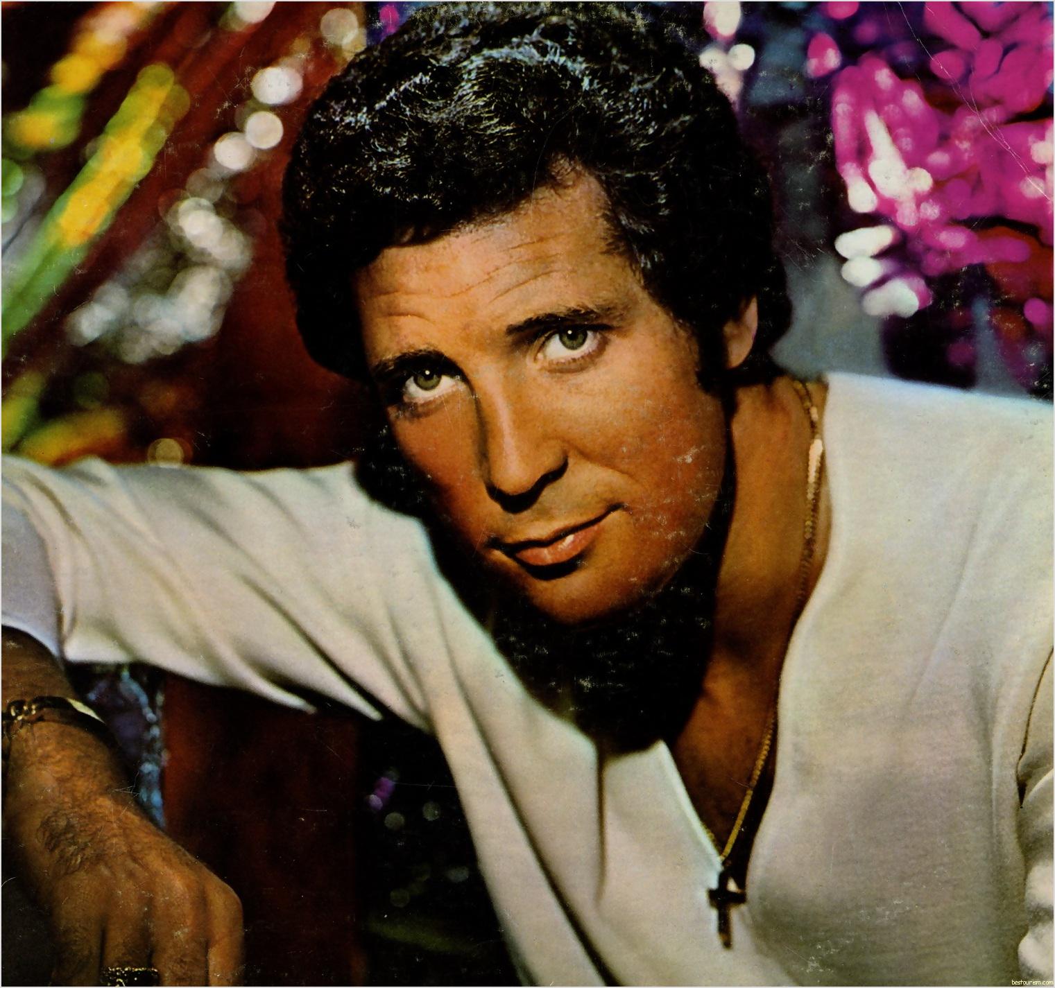  TOM JONES  turns today 75. Happy birthday Enjoy good 