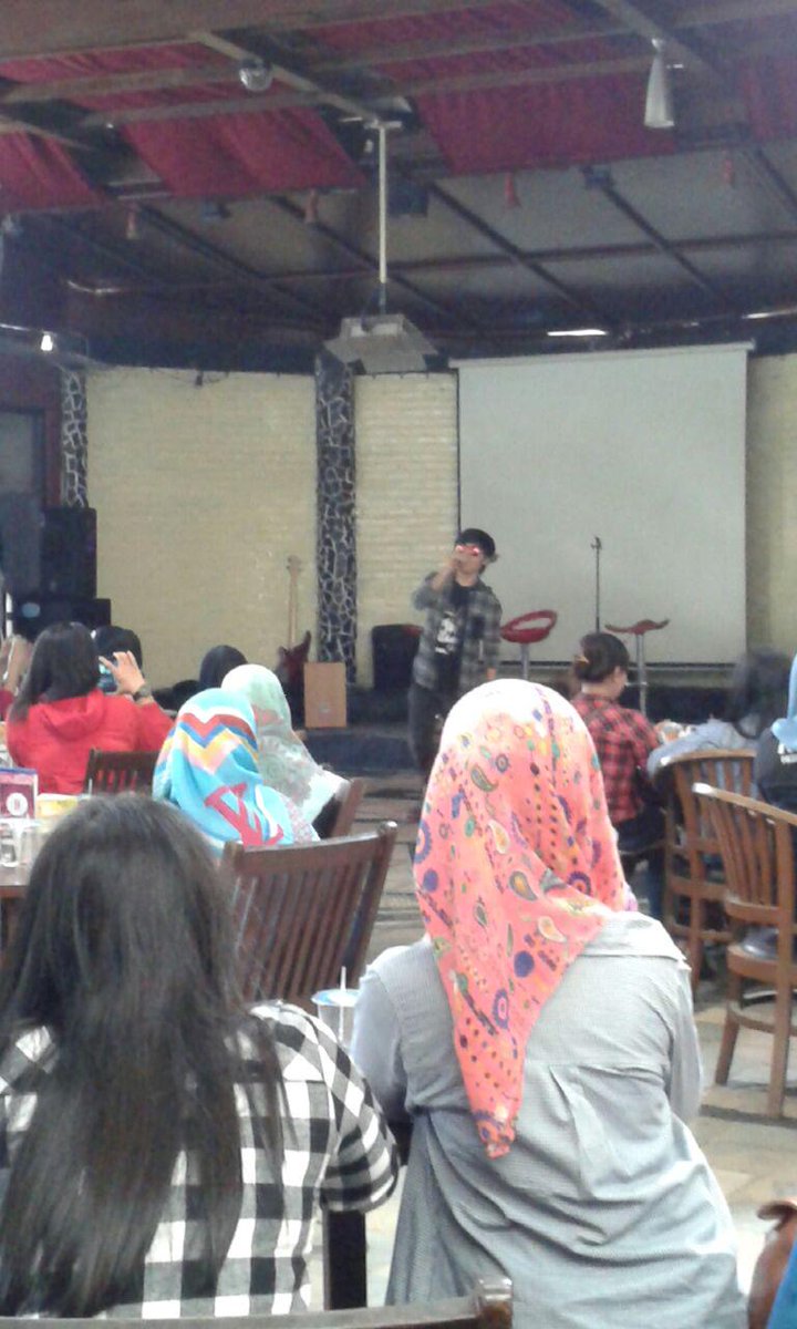 _ahmadlada_'s tweet photo. and TARAAAAA!!! keluar dari "bertapa" @ahmadnur_lada muncul langsung nyanyi nie. . auuuu
#AhmadladaMnG2015 http://t.co/SVMlG49bBU