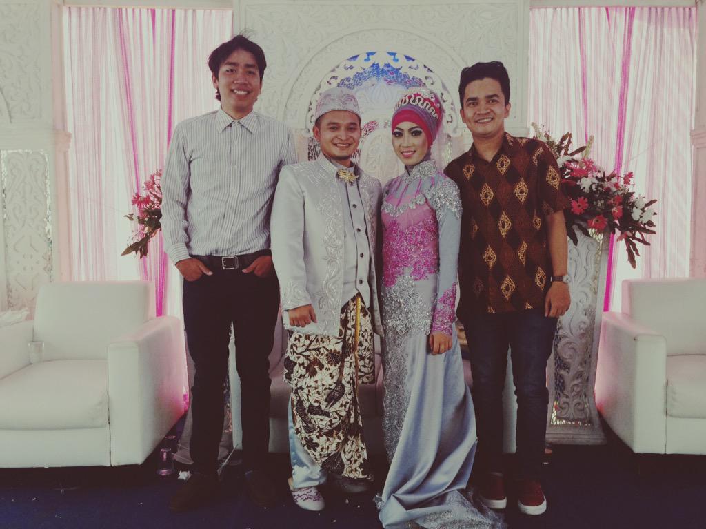 Hari ini keyboardist kita <a href="/romoadya/">adya putra</a> melangsungkan pernikahannya. Happy wedding, pal!