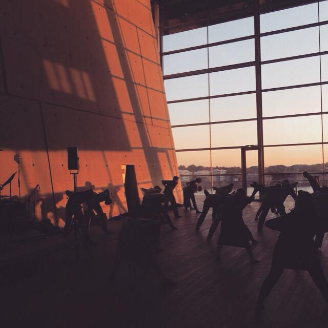 Yogales bij zonsopkomst deze ochtend in de stad van de toekomst Urbu Kune <a href="/muziekgebouw/">Muziekgebouw</a> #HF15