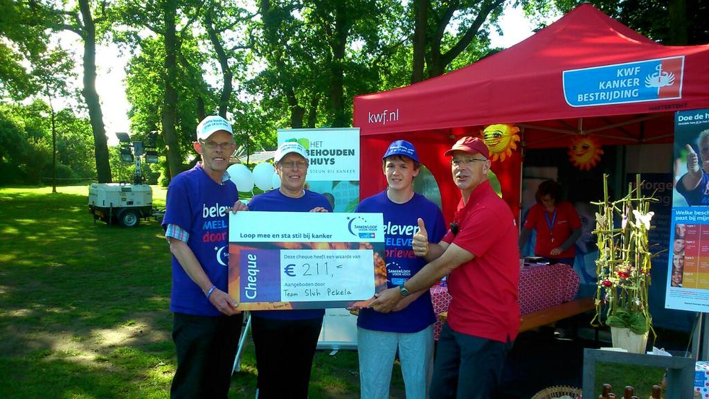 slvh662015's tweet photo. Eerste cheque van de zondag #slvhannen komt #slvhpekela die volgend jaar een #samenloop organiseren #kwf http://t.co/wpvmAGPGQ1