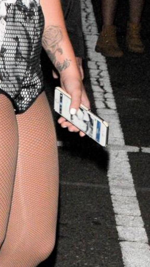 confidentdlo's tweet photo. This is what Demi do in her free time? 😂 http://t.co/mq4NOebLwU