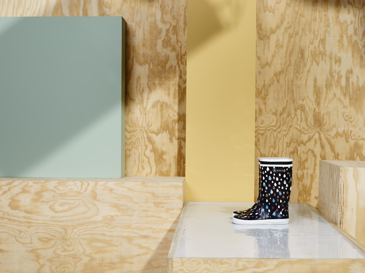 aigleuk's tweet image. Wow…kids wellies that change colour in the rain #Magic #PuddleSplashing