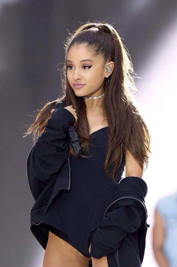 SelenaRusso's tweet photo. Ariana looked so gorgeous yesterday! http://t.co/UiKHlcxokJ
