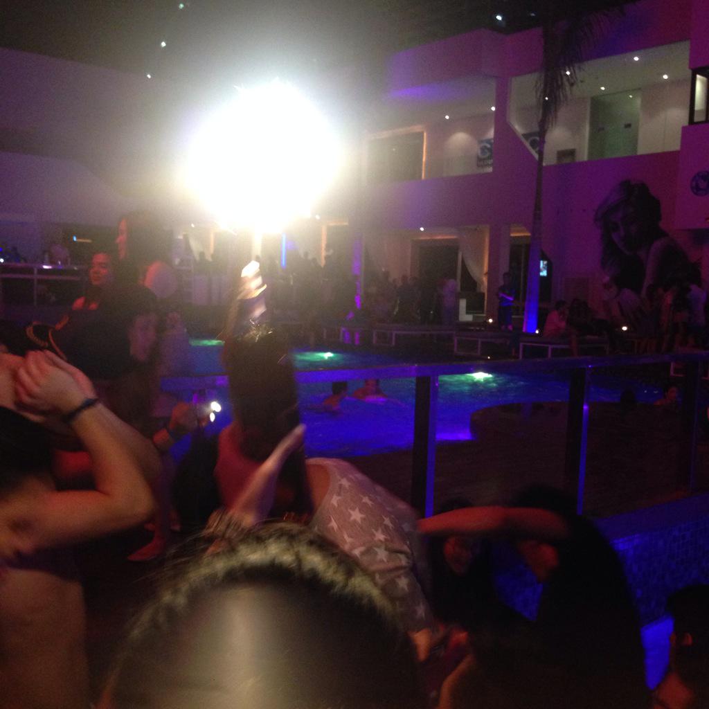 hanabithh's tweet photo. #PoolPalace 🌟 http://t.co/NB44GeQ02S