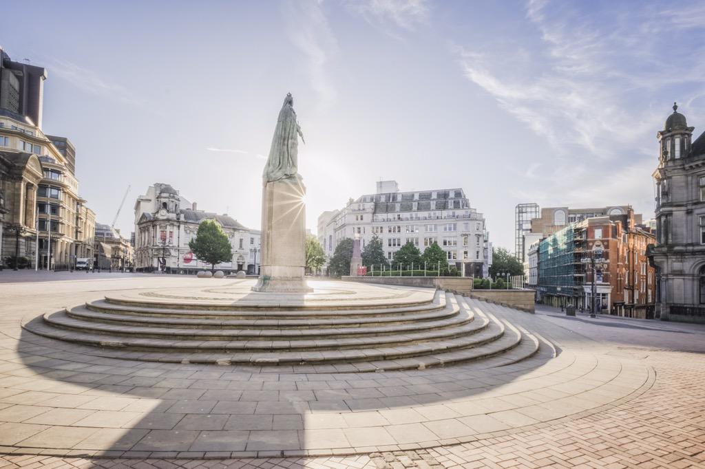 VerityMilligan's tweet image. Morning light at Victoria Sq. Old Vic watches over the quiet city. Happy Sunday! #birmingham #sunrise @brumpic