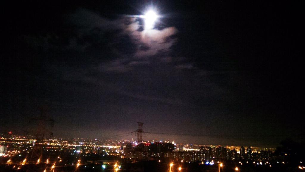 kitty310331's tweet photo. Can't fight the moonlight. #beautiful #moon #moonlight #night #fullmoon #pretty #amazing http://t.co/0kudq4priD