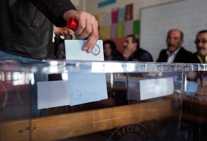 cnnturk's tweet photo. İstanbullu seçmene pusula uyarısı http://t.co/PfCrqHLMq4 http://t.co/3c5tffQQzf