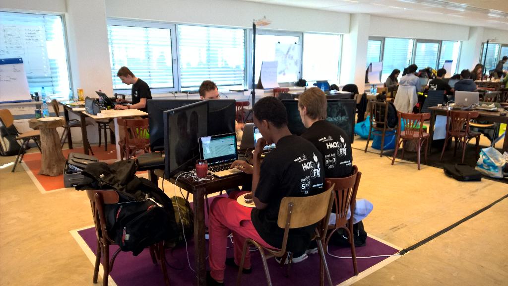 MSDev_NL's tweet image. Schiphol #hackandfly . De laatste uren voor het schrijven van code en maken van presentaties.