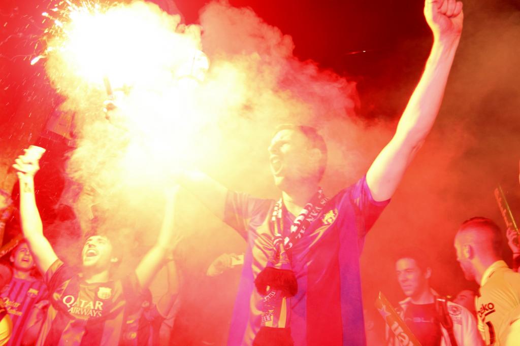 marca's tweet photo. #UCLFinal | Así se vivió el fiestón en Canaletas. Las mejores fotos y vídeos, aquí ▶ http://t.co/8ItTJsrWFB http://t.co/hdiIjdNZJP