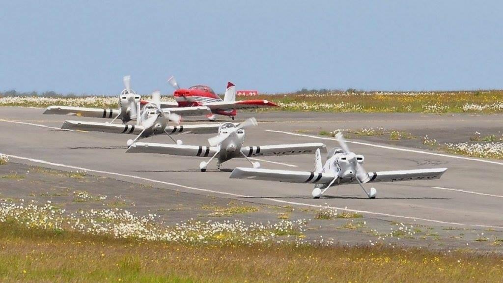 ravendisplay's tweet photo. Back tracking runway 28 prior to departure from Swansea thanks to Roger Winsor http://t.co/WOyBpWGDev