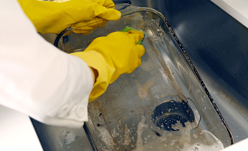 The Absolute Best Way to Clean Your Grimy Glass Bakeware goodhousekeeping.com/home/cleaning/…