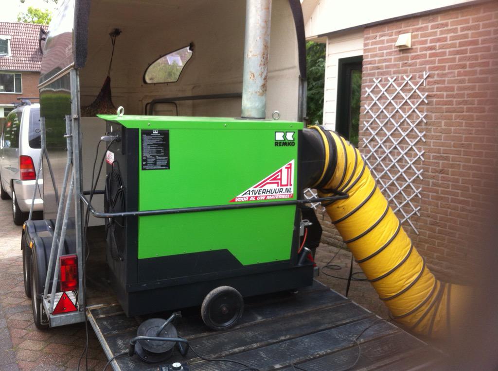 Slaapkamer verwarmen houtworm in frame schilderij en rachelhout uitbouw