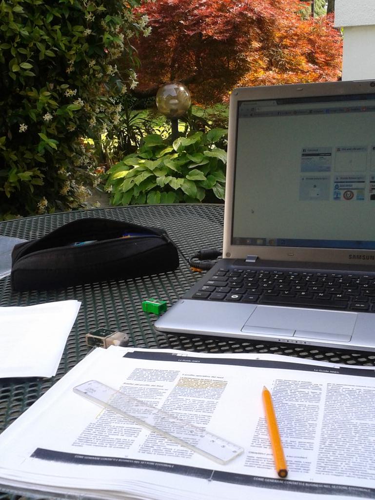 PorroSimone's tweet photo. Voglia di studiare saltami addosso. #troppocaldo #afa #SundayHome #leadgeneration #oravadoaraccogliereleciliege http://t.co/sRcxxAidoa