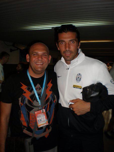 En el hall de La Venta del Nabo con mi amigo Buffon