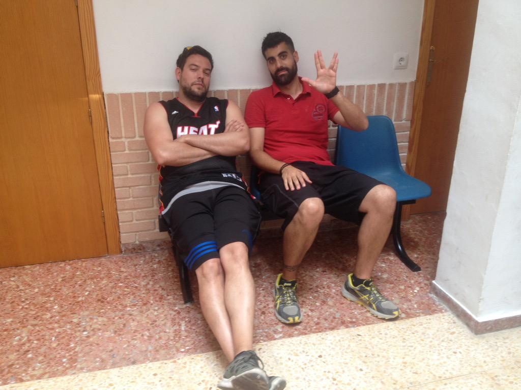 GrupFlasheros's tweet photo. Y @borjamuro84 y @Rustiko_o esperando al veredicto. ¿Habrá ganador del grupo en el III Rally Fotográfico de Agullent? http://t.co/QIx3ZkNSBz