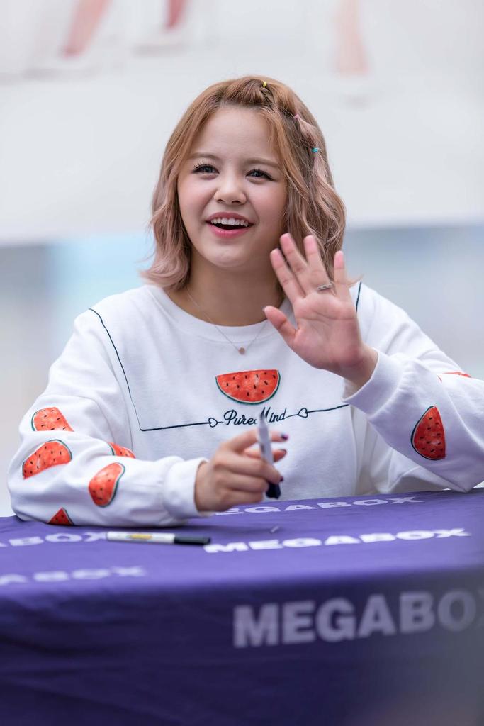 Sorn_fanpage's tweet photo. [PHOTO] 150607 #CLC 씨엘씨 Sorn 손 @ COEX Fansigning Event
(cr: Seniro94 | Take out with credits) http://t.co/fsFPjdoBSB