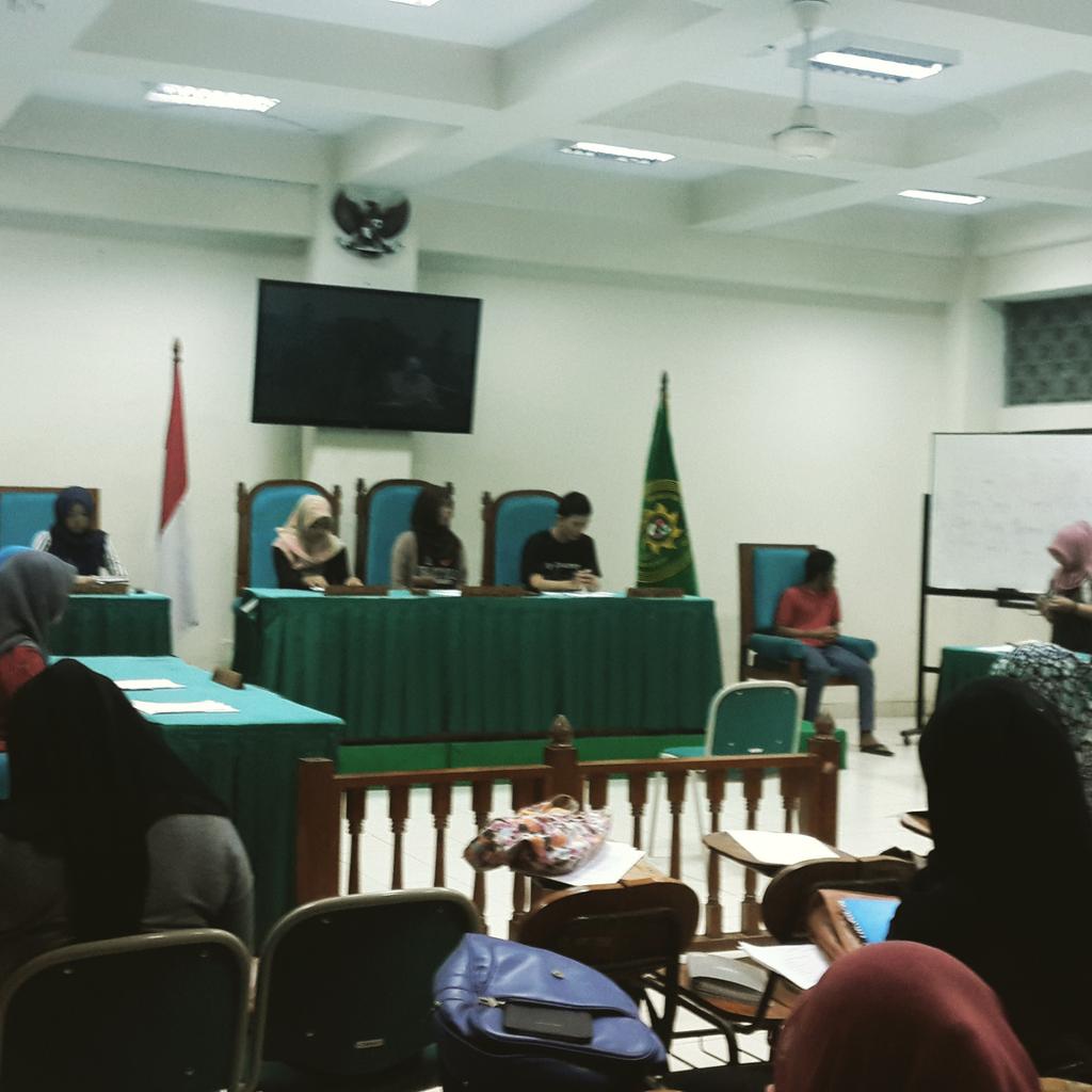 mccfhumy's tweet photo. Suasana latihan sidang~ http://t.co/QFaKiIf8fX