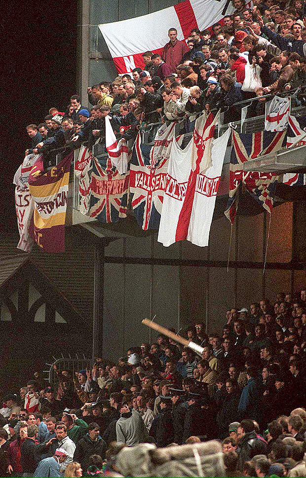 TerraceImages's tweet photo. Lansdown Road 1995 as England fans riot, causing the game to be abandoned #IREvENG http://t.co/hYzWRadan7