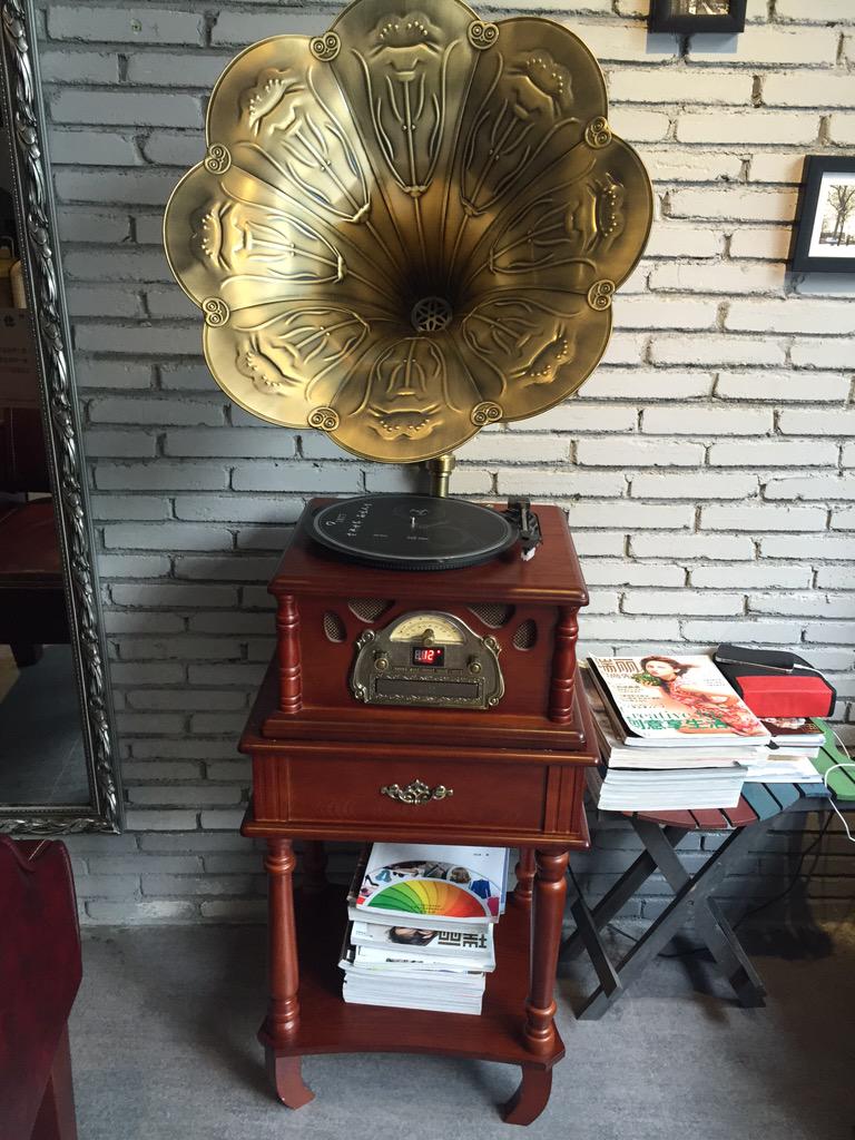 LanceSouter's tweet image. Super dope. This thing even works. Some history right there #music #dope #cool #turntable #vinyl #listen #Tunes #dj