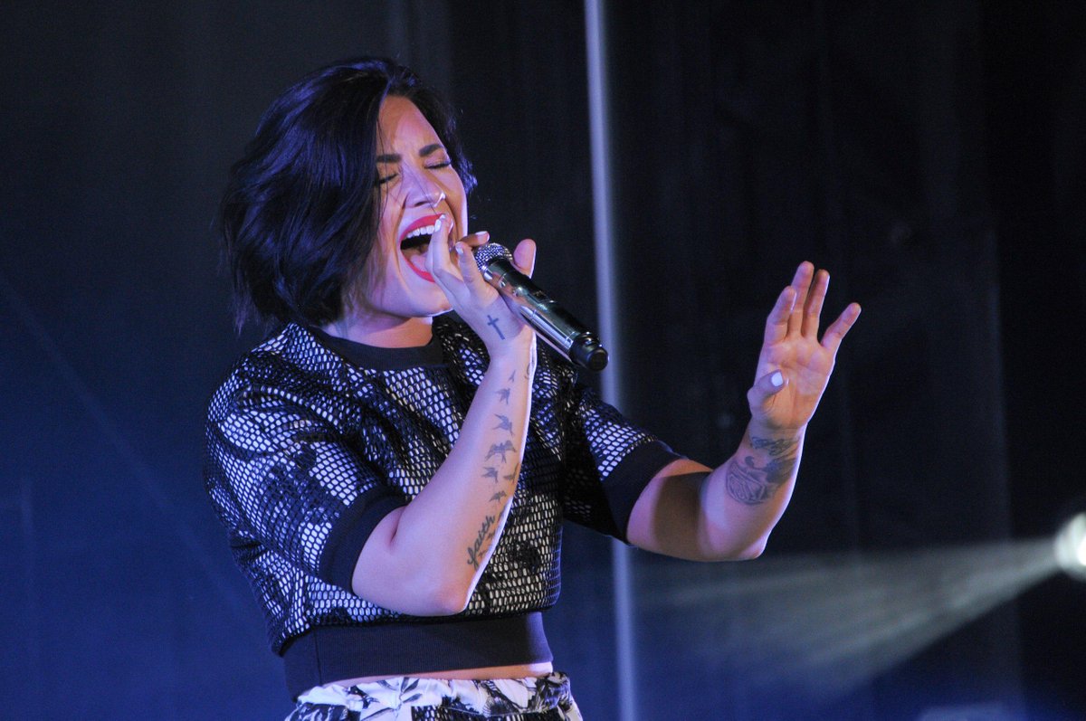 SunnyLovaticD's tweet photo. I'm so damn pround of her http://t.co/p6yahmivko