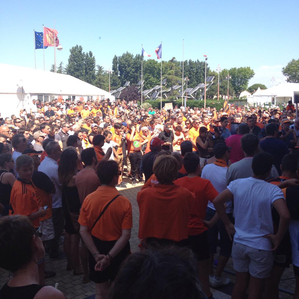 Hell_Kitchen's tweet photo. Cortège et rassemblement à Narbonne pour rendre hommage à #JerryCollins #RIPJerryandAlana #AllBlacks #RCNM #RIP http://t.co/KZxltsEHOL
