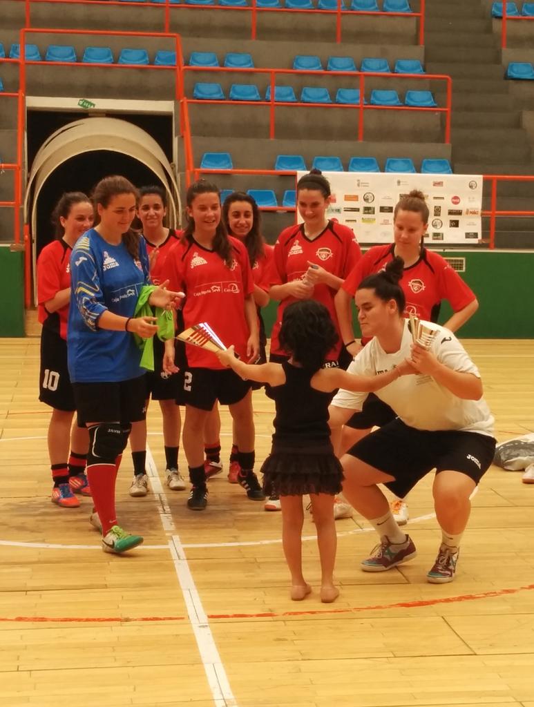 TORNEO SÍNDROME DE TURNER: entrega de trofeos en el partido entre CD SALAMANCA FÚTBOL FEMENINO y FS FEMENINO <a href="/usal/">Universidad de Salamanca</a>