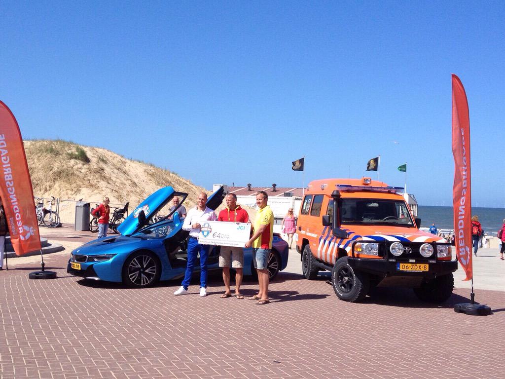 Zondags fotomoment van de Egmondse Reddingsbrigade. Blij met hun donatie als goed doel van de JCI Challenge 2015!