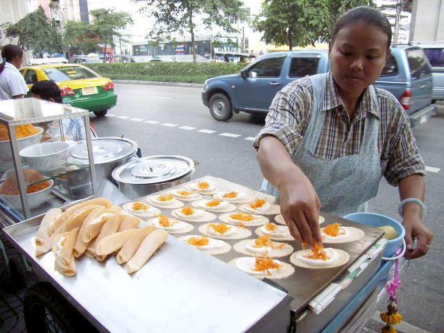 ブンシリ 公式 タイの屋台お菓子 カノム ブアン 米粉のカリッとした皮に甘いクリーム 一つ3円位のやすくておいしい ぜ タイ料理 タイ 屋台 スイーツ お菓子 Http T Co Ngli1cveqe Twitter