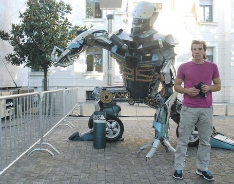 AktuelnoNet's tweet photo. TRANSFORMERSI “OSVAJAJU” BEOGRAD: Fascinantne skulpture od 12 metara!
http://t.co/qJqB9ADsFV
#transformersi #beograd http://t.co/dsQm1HetRz