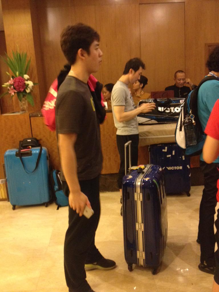 yongdaeleefans's tweet photo. [PHOTO] 150607 Lee Yong Dae and all korean team cek out from hotel. http://t.co/MAKw8pCJZa