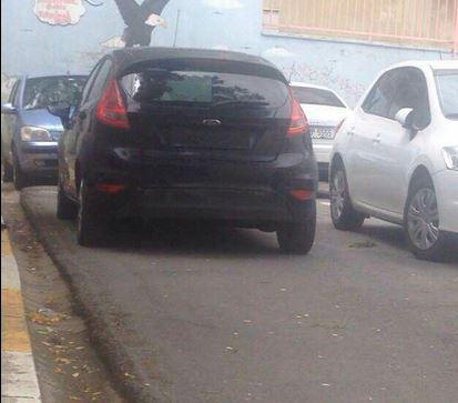 TwiterSonDakika's tweet photo. Oy kullanılan bazı okulların bahçelerinde plakasız araçlar görüldü. http://t.co/cLzyFKAJGE http://t.co/HoEoPo8wlA