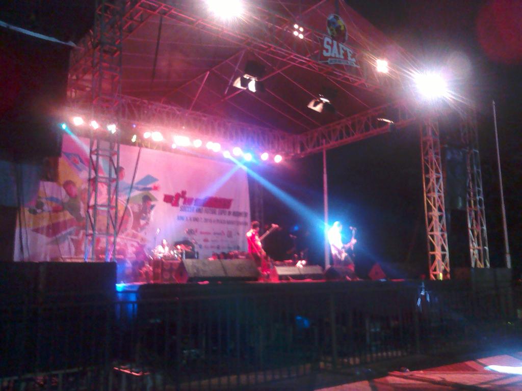 Lagi maen nih band yg vokalisnya super kocakkk , Faith Runner #SAFE2015