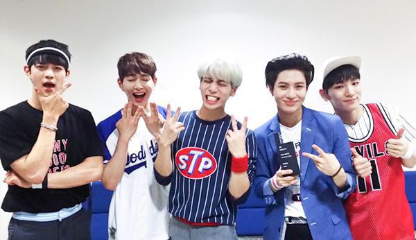 wKIMx__xapple's tweet photo. #SHINeeView8thWin #SHINeeView8thWin #SHINeeView8thWin #SHINeeView8thWin #SHINeeView8thWin #SHINeeView8thWin http://t.co/GMLZmwfKA3