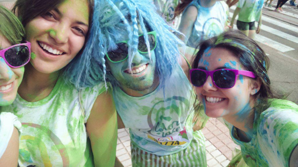 SaraSalson's tweet photo. El antes y el después... Increíble #ColorRaceSalamanca! Ya podían ser así todos los Domingos! 🌈😆✌ @MartaBepiru #Lula http://t.co/SGbNP1Z2Yp