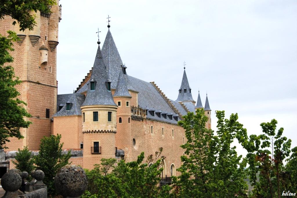 helenejosepablo's tweet photo. #AlcazarDeSegovia #Segovia #CastillaYLeon #España uno de los monumentos más destacados de la ciudad. http://t.co/eJA6qjEZOM