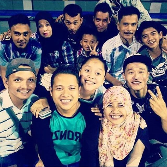 coba perhatiin bang iki duduknya deket camer wkwk😜😝