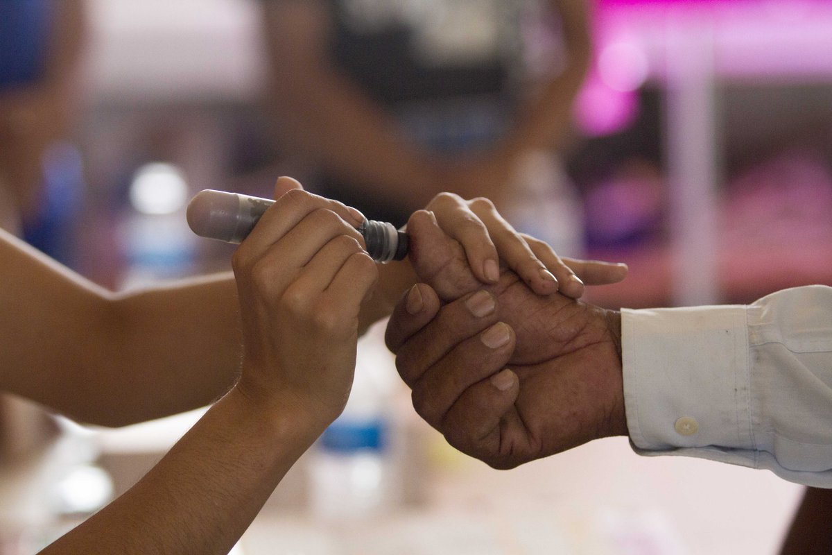 SinEmbargoMX's tweet photo. Los mayores beneficiados del voto nulo son los partidos mayoritarios, coinciden especialistas http://t.co/CfhTVO3CQ6 http://t.co/MpLK107sA0