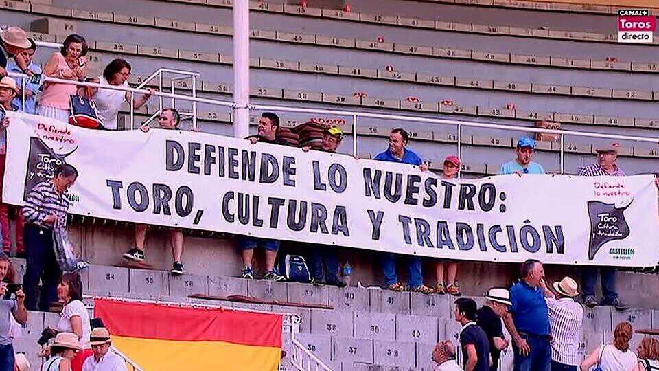 Festes de la Mercé (@festeslamerce) on Twitter photo <a href="/FestesLaMerce/">Festes de la Mercé</a> sempre al costat de la festa, portant la pancarta de <a href="/Manifa_Taurina/">Plataforma 15F</a> de #Castellón a @LasVentas_ 👏 <a href="/FestesLaMerce/">Festes de la Mercé</a> sempre al costat de la festa, portant la pancarta de <a href="/Manifa_Taurina/">Plataforma 15F</a> de #Castellón a @LasVentas_ 👏